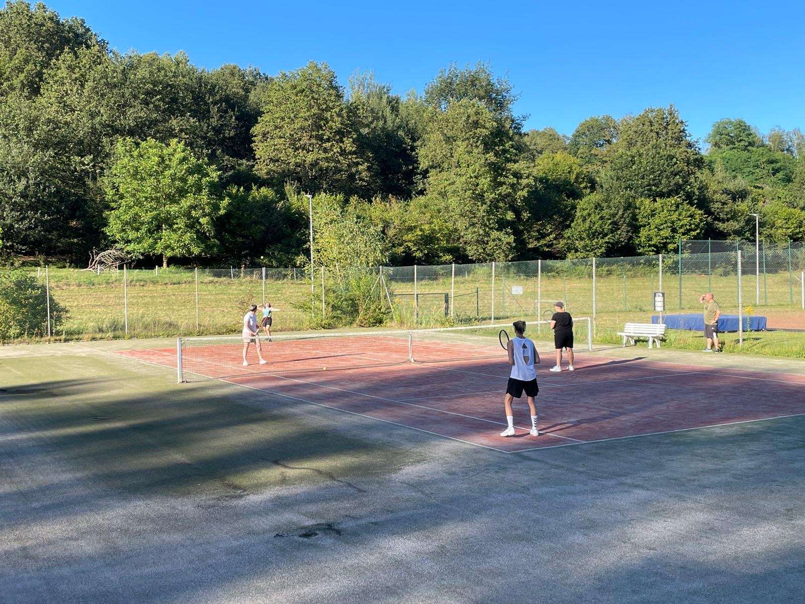 Familie beim Tennis