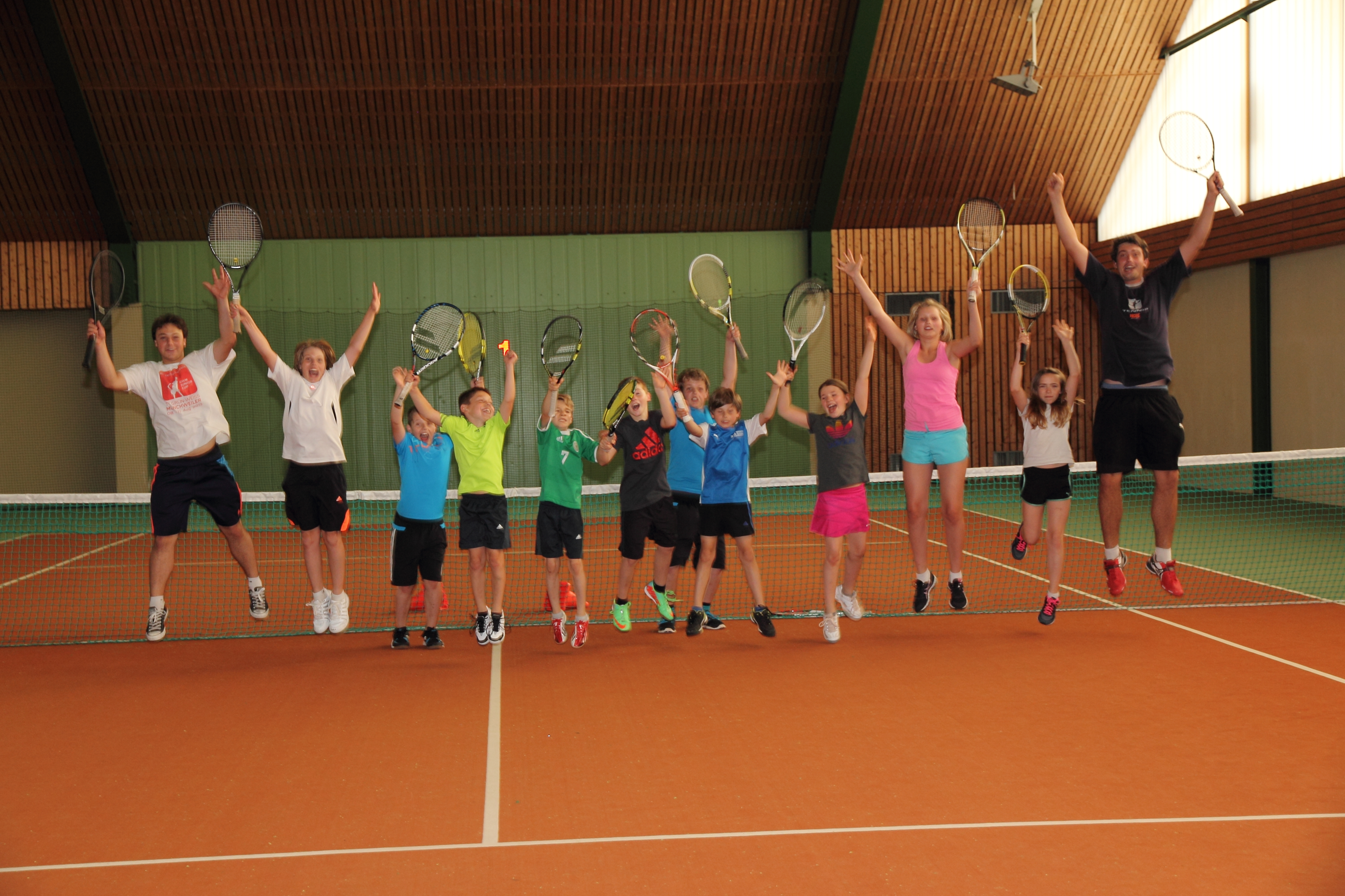 Jugendliche beim Tennistraining